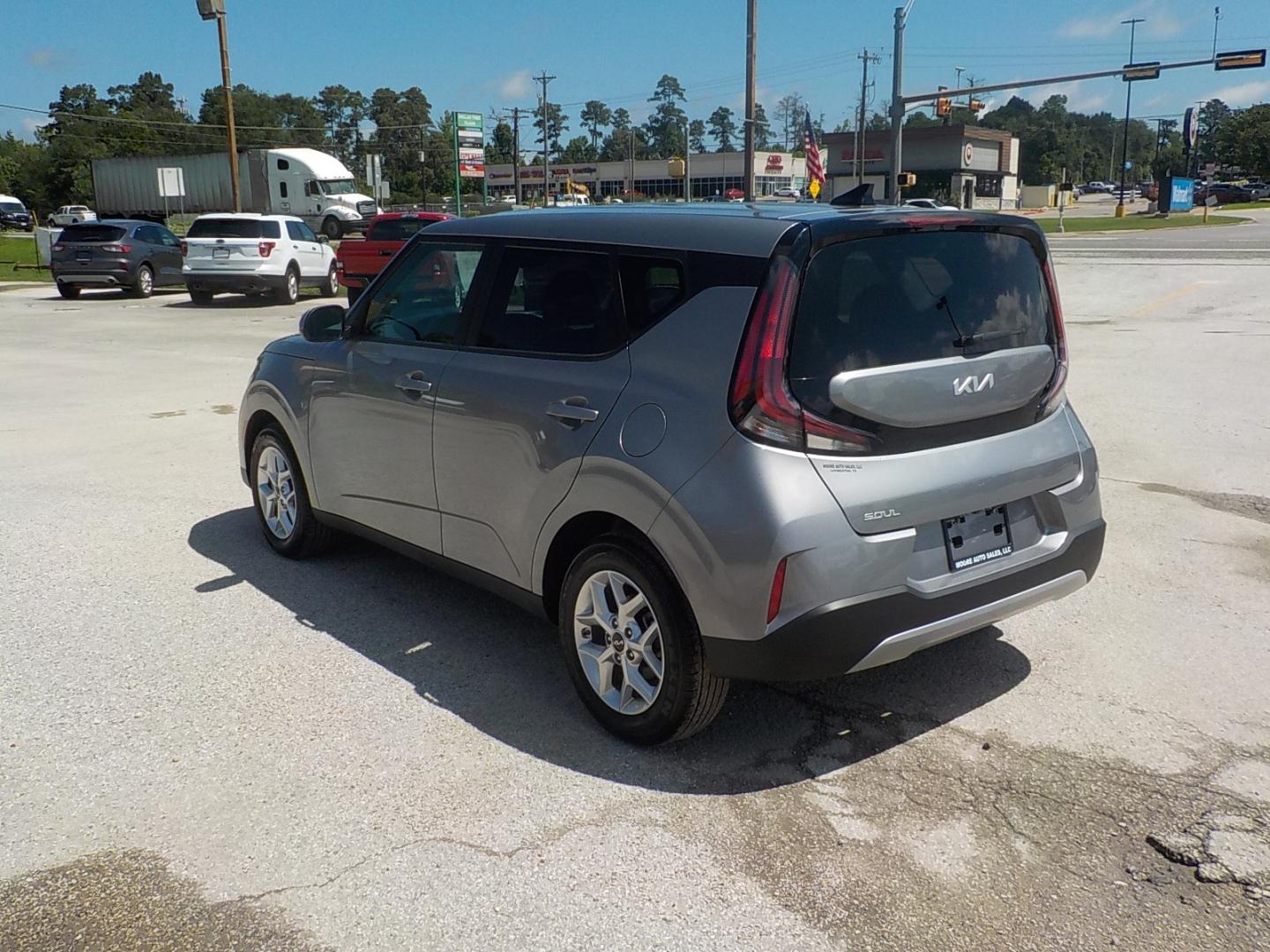 2023 Gray /Black Kia Soul (KNDJ23AU6P7) with an 4 CYL engine, CVT transmission, located at 1617 W Church Street, Livingston, TX, 77351, (936) 327-3600, 30.710995, -94.951157 - ONE OWNER!! LOW MILES!! - Photo#5